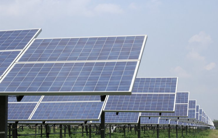 „Ignitis gamyba“ pradėjo didžiausios 3 MW saulės elektrinės įrengimą Baltijos šalyse